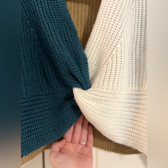 Trio Colored Cropped Sweater - Picture 3 of 3